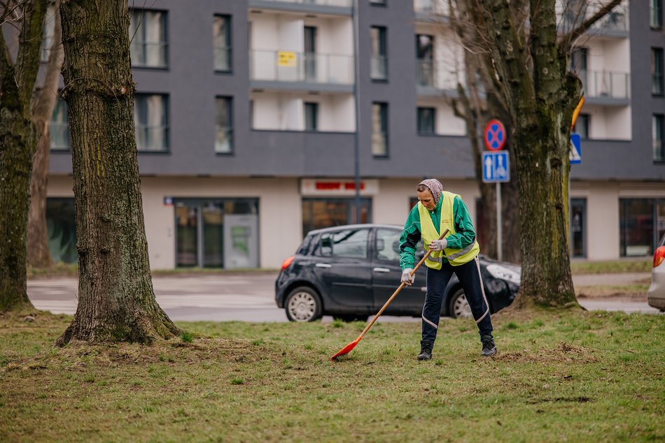 Sprzątanie po zimie w parkach w Łodzi