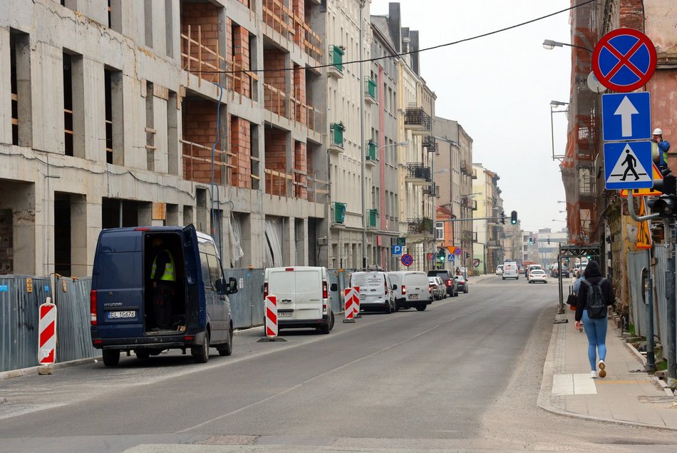 Nowy asfalt na Struga. Powrót autobusu MPK Łódź na swoją trasę.