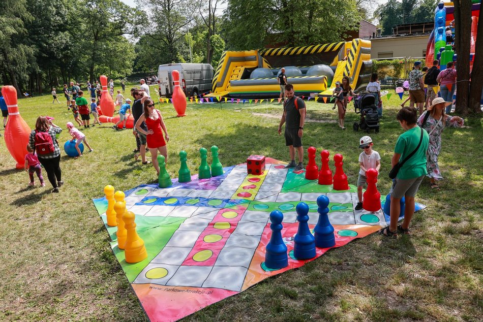Łódź. Dzień Dziecka w parku na Młynku w Łodzi. Dmuchańce, alpaki i skutery wodne