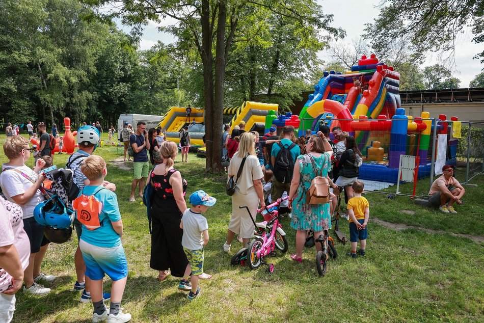 Łódź. Dzień Dziecka w parku na Młynku w Łodzi. Dmuchańce, alpaki i skutery wodne