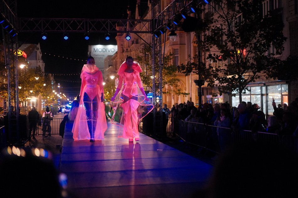 Pokaz mody święcący w ciemności. Fluorescencyjne stroje na Light Move Festival 2025 Łódź