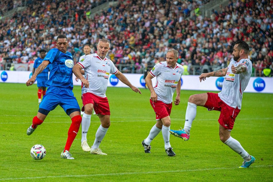 Łódź. Mecz Gwiazd w Łodzi. Na murawie Boniek, Krzynówek, Krychowiak
