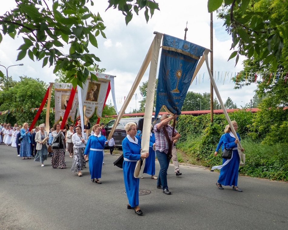 Łódź. Procesja Bożego Ciała na Widzewie w Łodzi. Wierni przeszli ulicami miasta