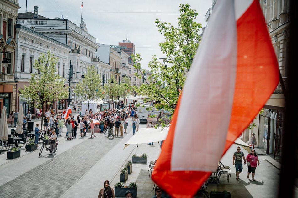Parada z flagą Polski w Łodzi