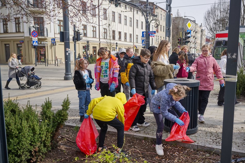 Uczniowie Szkoły Podstawowej nr 70 sprzątają Łódź