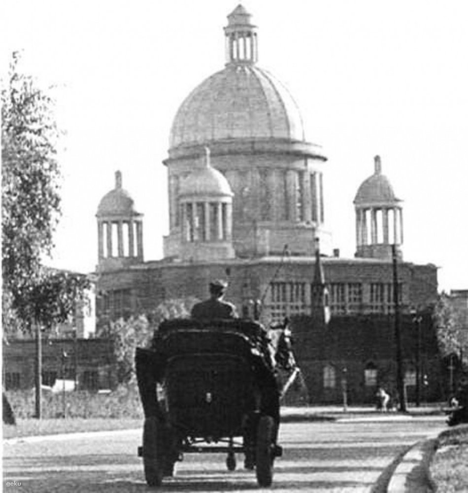 Lata 1962-1963. Budowę ukończono w 1963 r. Wraz z jej ukończeniem rozebrano starszy kościół z 1493 roku