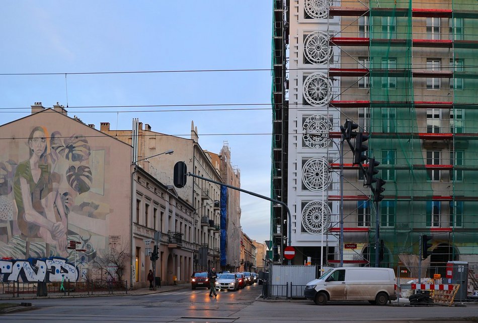 Łódź. Biała kamienica na rogu Zachodniej i Więckowskiego