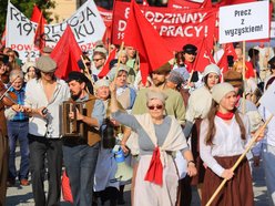 Marsz robotników podczas festiwalu REwolucja w Łodzi. Inscenizacja aktorów Teatru Chorea