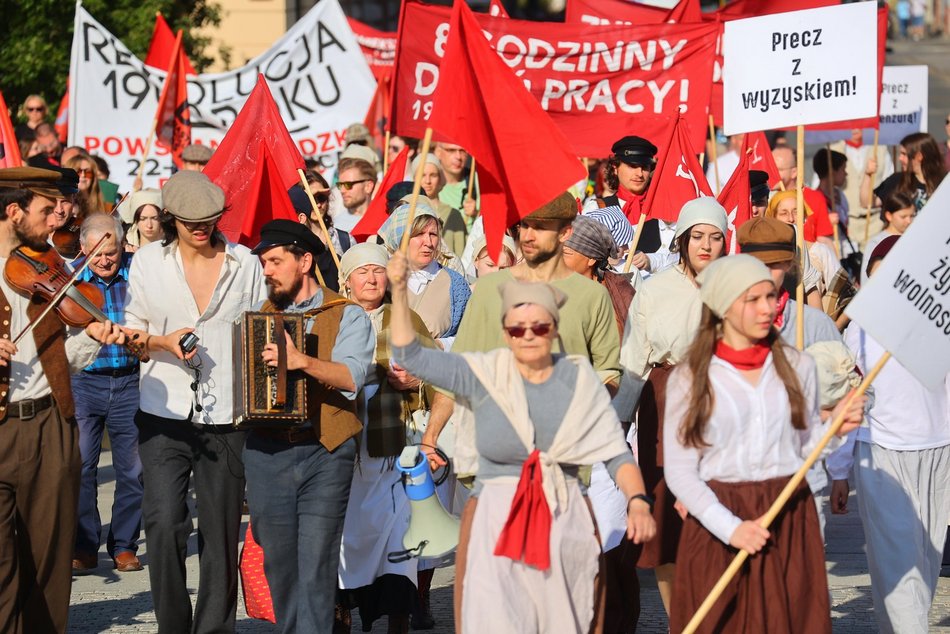 Marsz robotników podczas festiwalu REwolucja w Łodzi. Inscenizacja aktorów Teatru Chorea
