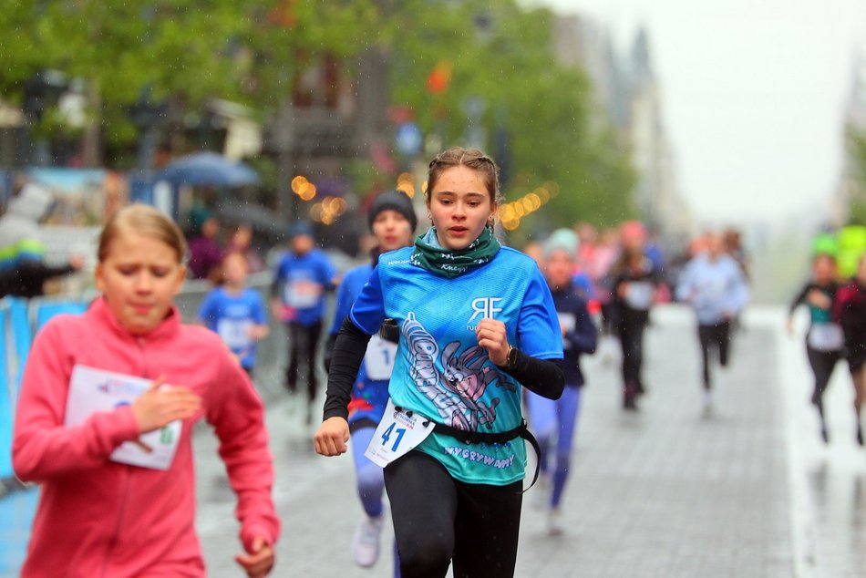 Mini Bieg Ulicą Piotrkowską w Łodzi w deszczu. To nie zepsuło jednak imprezy