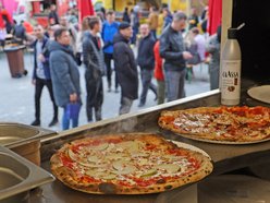 Łódź. Zlot food trucków w EC1 Łódź. Amerykańskie burgery, belgijskie frytki, hiszpańskie churrosy i więcej
