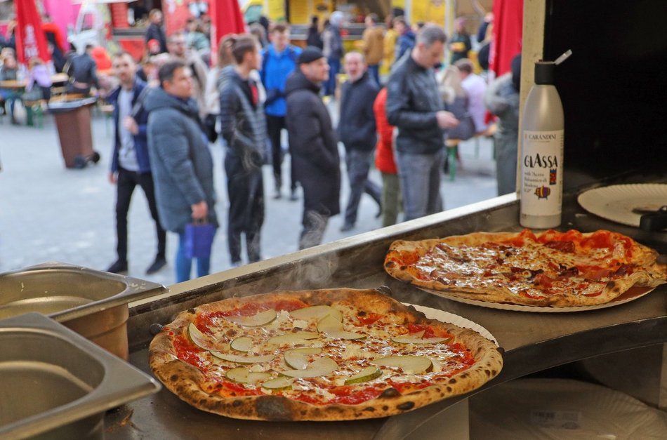 Łódź. Zlot food trucków w EC1 Łódź. Amerykańskie burgery, belgijskie frytki, hiszpańskie churrosy i więcej