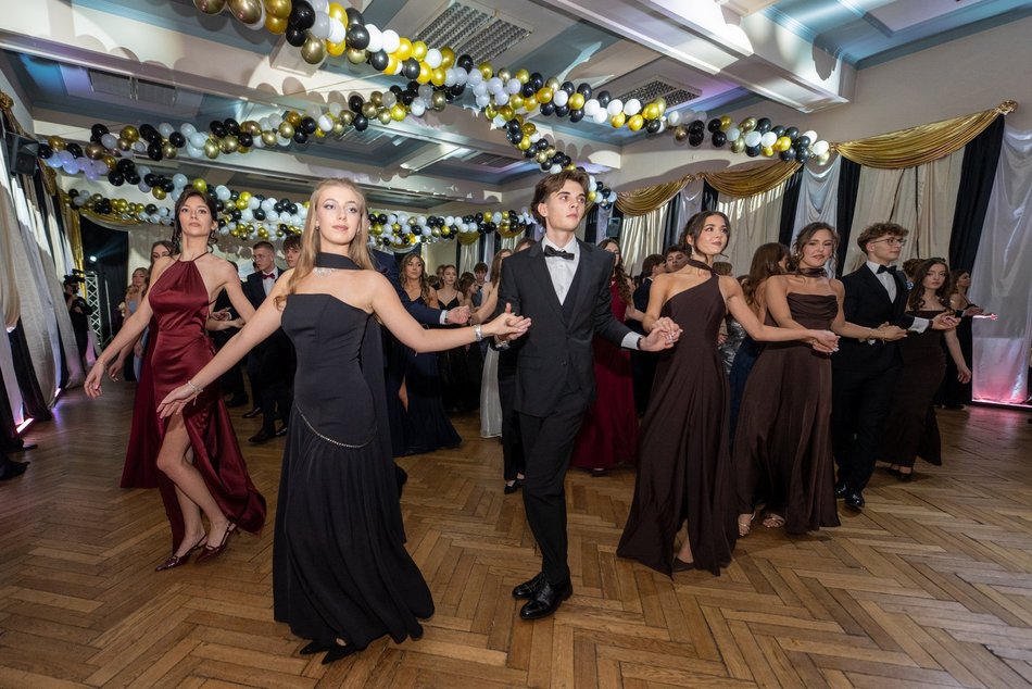 Łódź. Studniówka XXVI LO w Łodzi. Ależ oni zatańczyli... i jak pięknie wyglądali!