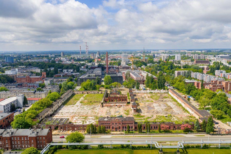 Łódź. Słynna fabryka Uniontex w Łodzi w trakcie remontu. Odwiedził ją Jan Paweł II
