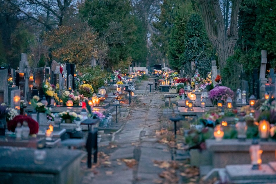 Łodzianie już na Starym Cmentarzu w Łodzi. Tak odwiedzają bliskich