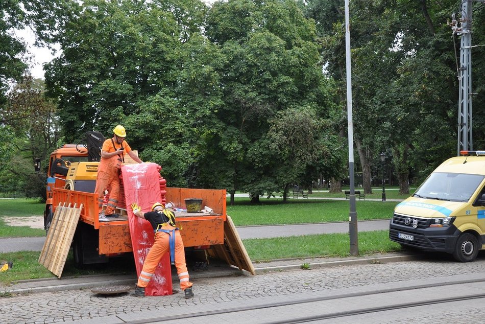 Pracownicy ZWIK uszczelnili kanalizację, koniec z utrudnieniami ruchu