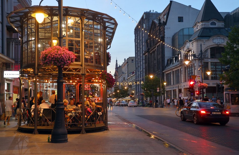 Tłumy na ulicy Piotrkowskiej w Łodzi