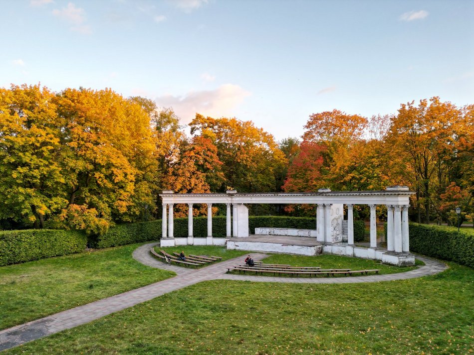 Park Poniatowskiego w jesiennych barwach. Baśniowy krajobraz w centrum miasta