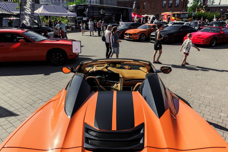 Łódź. Zlot amerykańskich samochodów w Łodzi. Prawdziwe perły motoryzacji
