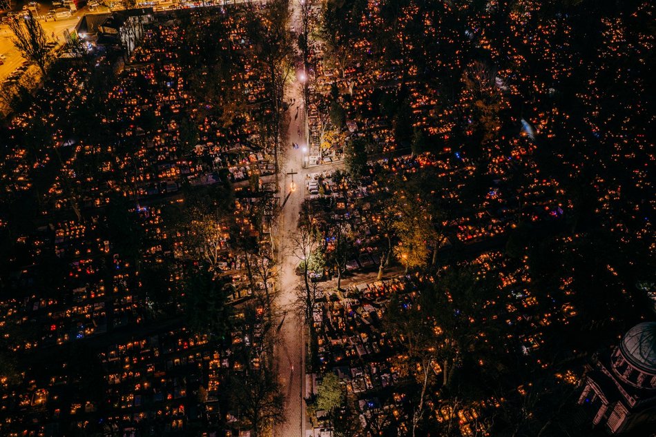 Stary Cmentarz w Łodzi z lotu ptaka. Nekropolia rozświetlona tysiącami zniczy