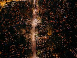 Stary Cmentarz w Łodzi z lotu ptaka. Nekropolia rozświetlona tysiącami zniczy