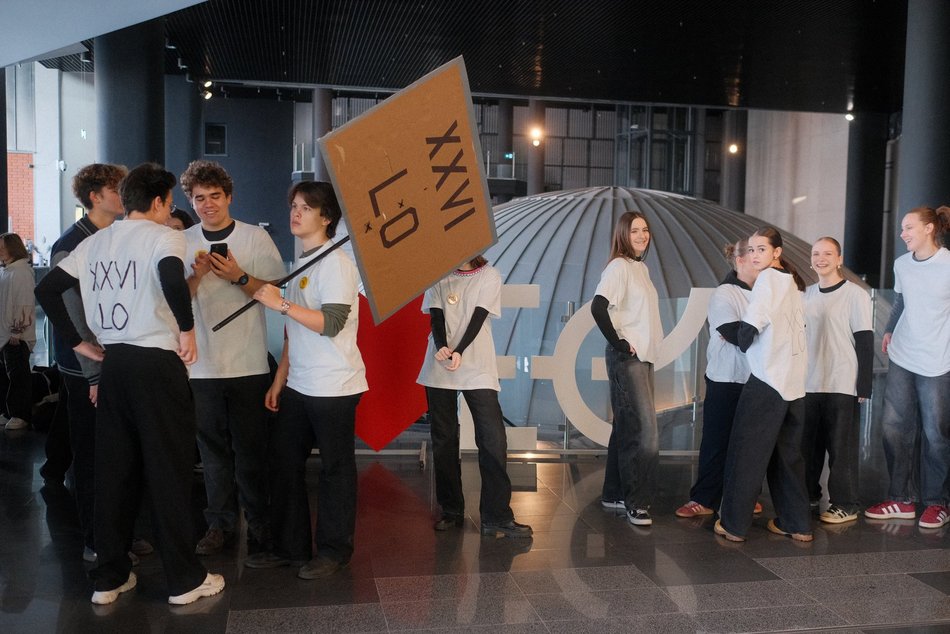 Łódź. Licealiści z Łodzi zatańczyli Belgijkę! Wielkie świętowanie Międzynarodowego Dnia Licealisty