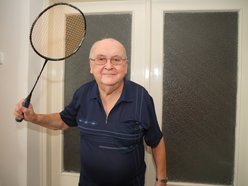 mężczyzna z rakietką do badmingtona