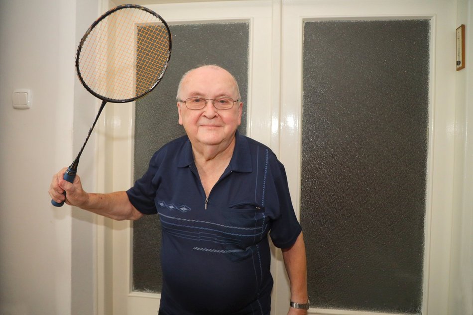 mężczyzna z rakietką do badmingtona