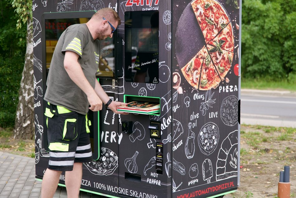 Pierwszy automat z pizzą w Łodzi stanął na Retkini