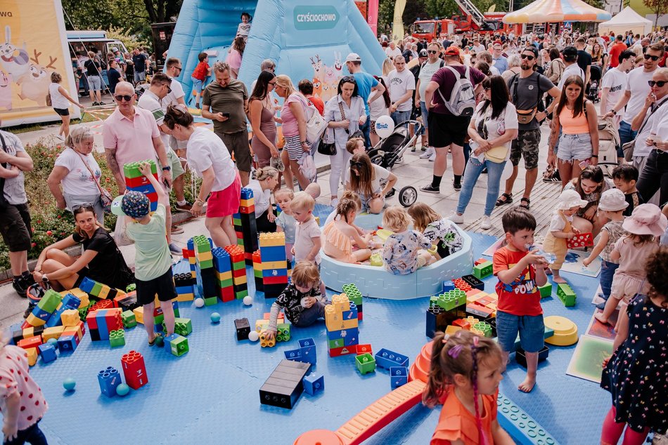 Łódź. Miejski Dzień Dziecka 2025 w Łodzi. Majka Jeżowska, dmuchańce i pokazy [ZDJĘCIA]