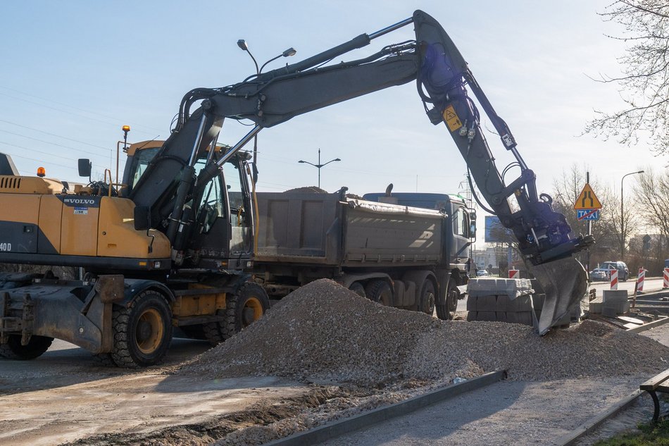 Łódź. Remont Bartoka w Łodzi. Jest już pierwsza warstwa jezdni, trwa budowa parkingów i chodników