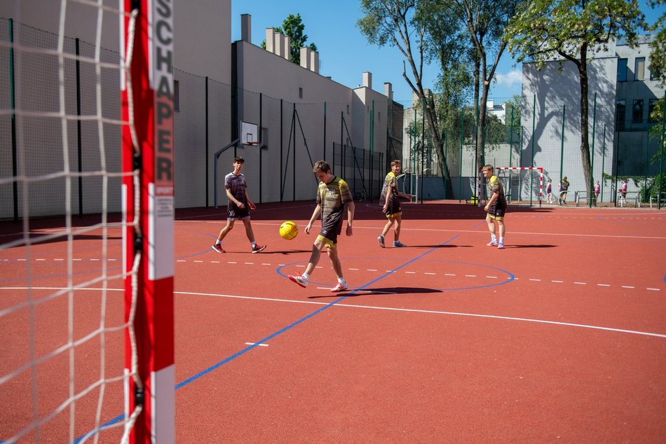 Nowe boisko w liceum przy Kopernika w Łodzi. Huczne otwarcie!