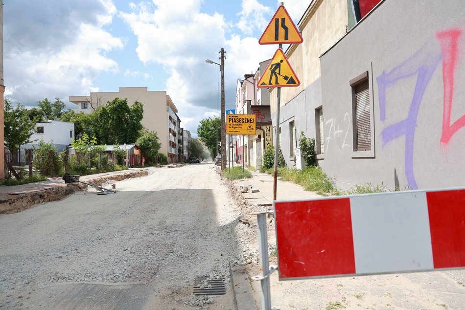 Łódź. Remont Piasecznej w Łodzi. Trwają prace przy podbudowie nowej drogi