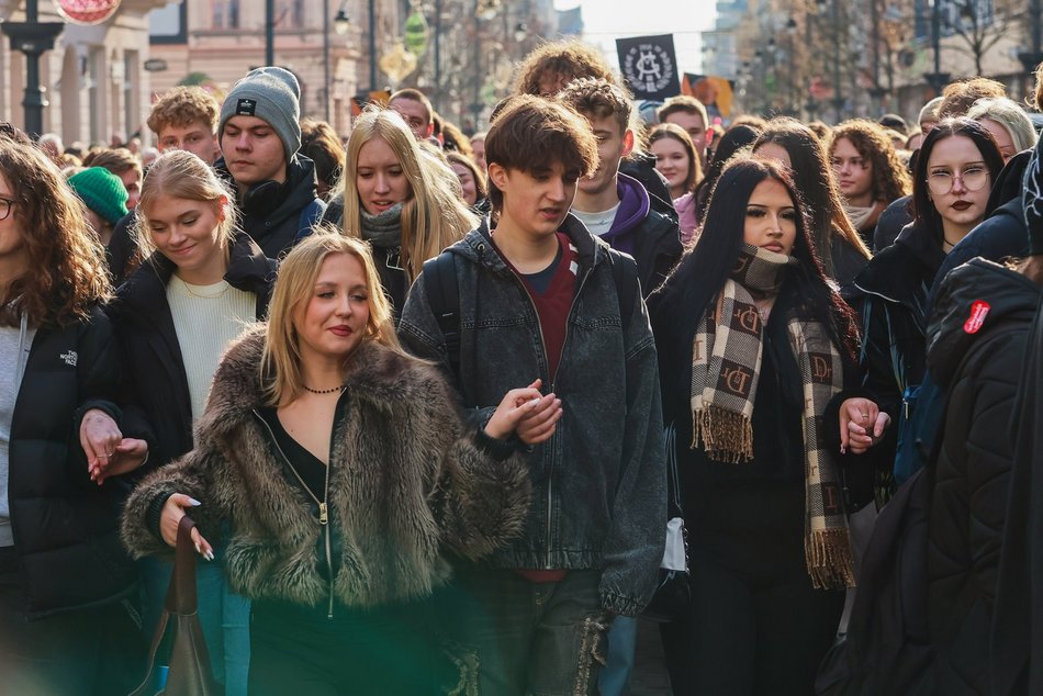 Łódź. Polonez dla Łodzi. Tłumy maturzystów zatańczyły na Piotrkowskiej. Razem z nimi łodzianie!