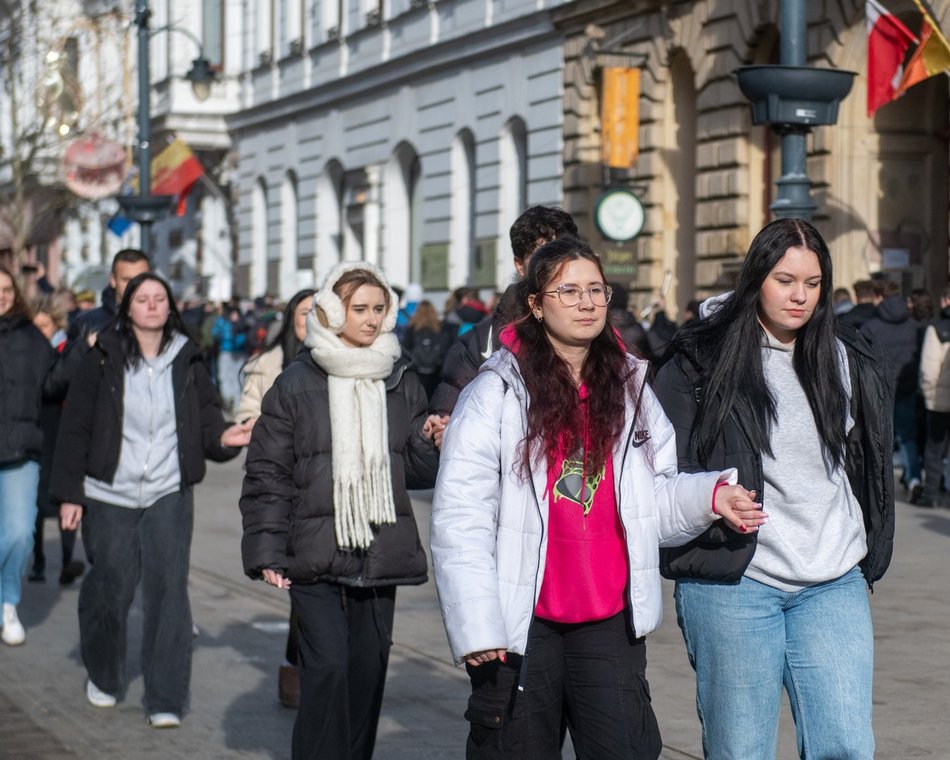 Łódź. Polonez dla Łodzi. Tłumy maturzystów zatańczyły na Piotrkowskiej. Razem z nimi łodzianie!