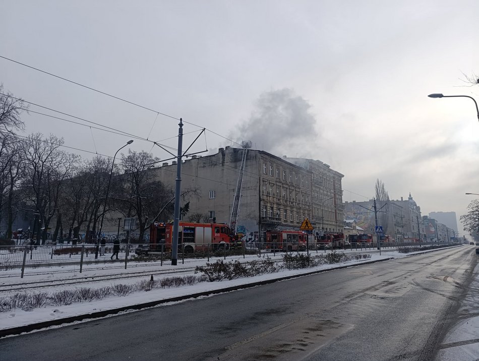 Łódź. Pożar kamienicy przy Kościuszki 22 w Łodzi. Trwa akcja straży pożarnej