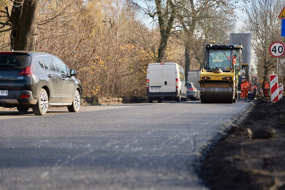 Remont Brzezińskiej w Łodzi. Kładą już asfalt na kolejnym odcinku