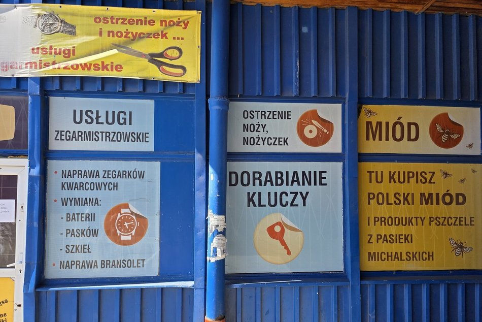 Łódź. Co kupisz w niebieskim pawilonie na Retkini? Szewc, pub, 1001 drobiazgów, zegarmistrz i więcej