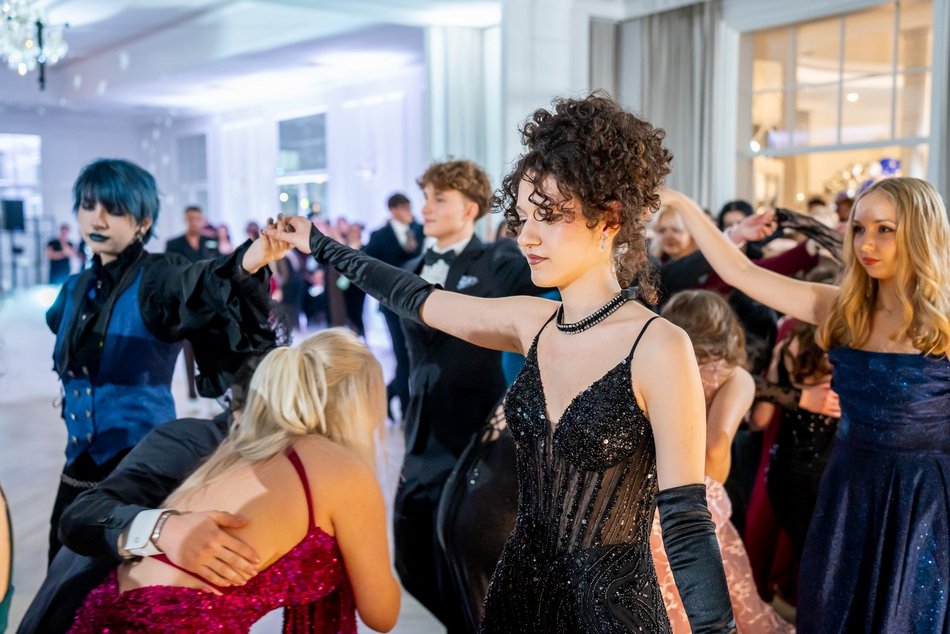 Łódź. Studniówka IV LO w Łodzi. Kreacje, które zapierały dech i radość na twarzach młodzieży