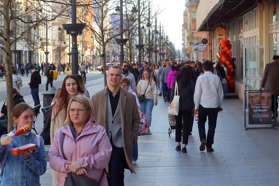 Łódź. Łódź budzi się do życia! Łodzianie i turyści tłumnie korzystają z pierwszych dni wiosny