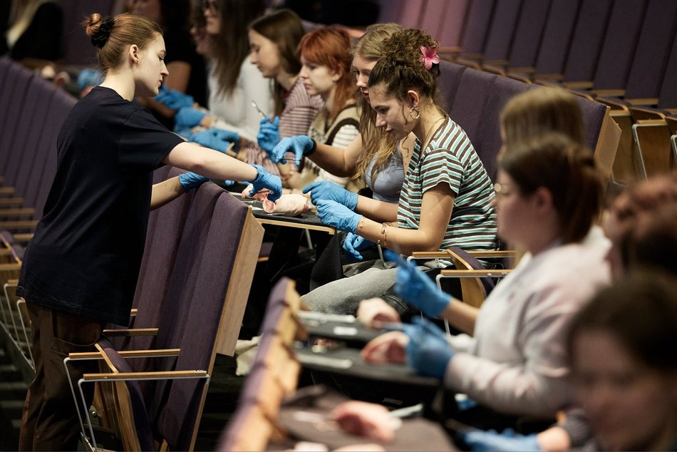 Łódź. Rekordowy UMED! W Łodzi pobito rekord Polski w jednoczesnym szyciu chirurgicznym