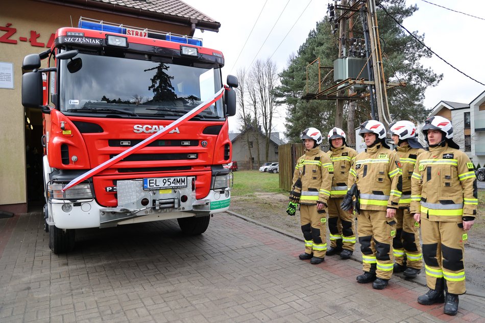 OSP Łagiewniki z nowym wozem strażackim i drogą prowadzącą do jednostki