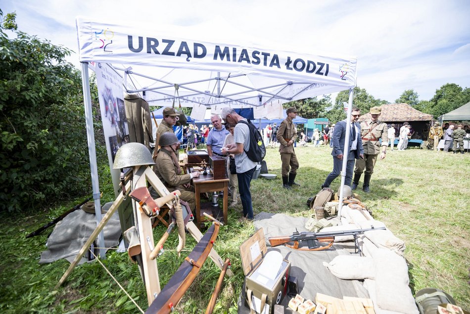 Piknik militarny w parku Helenów