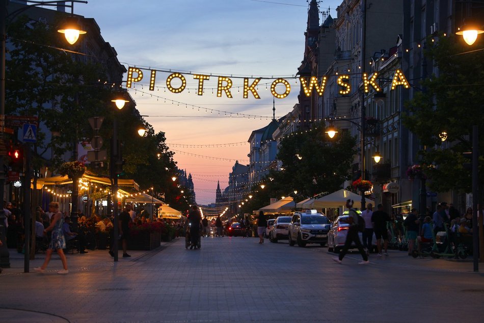 Tłumy na ulicy Piotrkowskiej w Łodzi