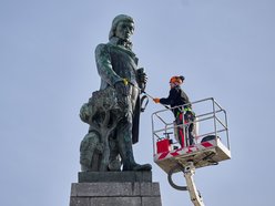 Plac Wolności. Mycie pomnika Tadeusza Kościuszki