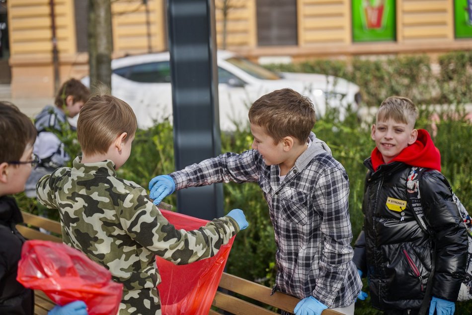 Uczniowie Szkoły Podstawowej nr 70 sprzątają Łódź