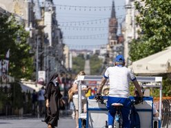 ludzie w centrum miasta