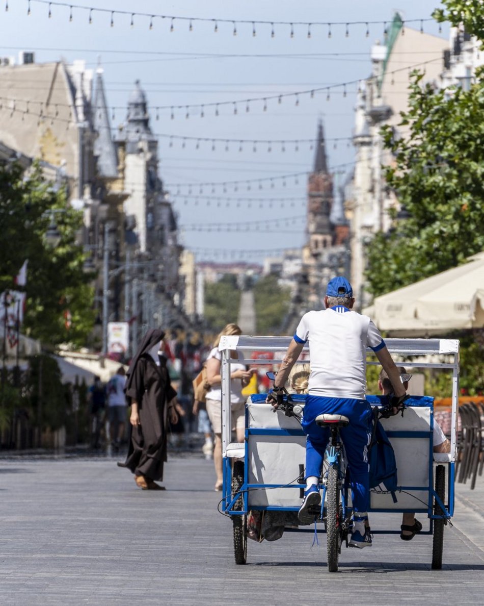 ludzie w centrum miasta