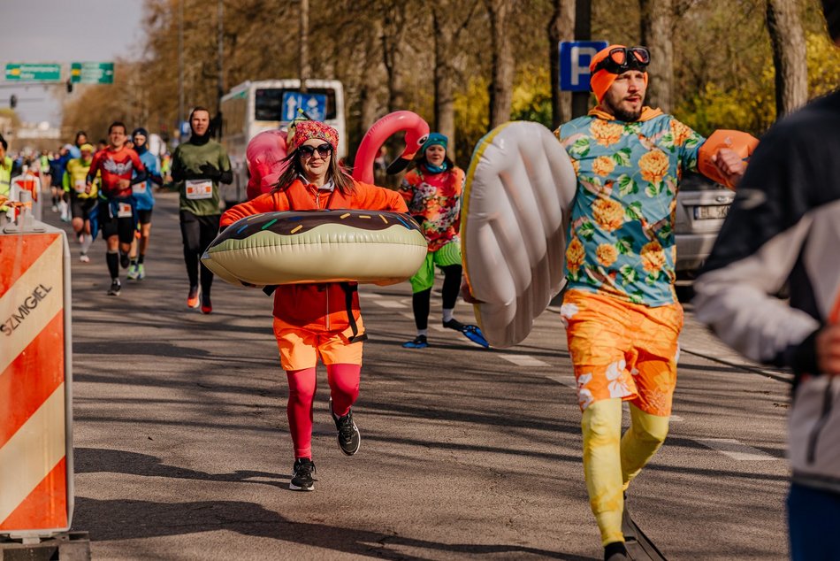 Strefa kibica Aquaparku Fala na DOZ Maraton Łódź 2025. Zobacz, jak łodzianie dopingowali biegaczy!
