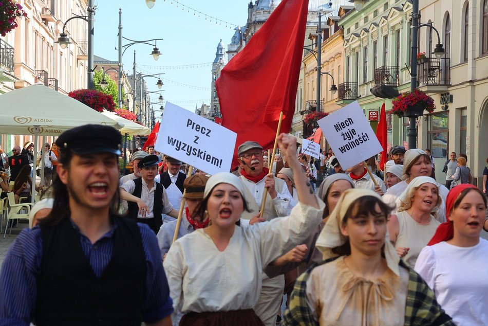 Marsz robotników podczas festiwalu REwolucja w Łodzi. Inscenizacja aktorów Teatru Chorea